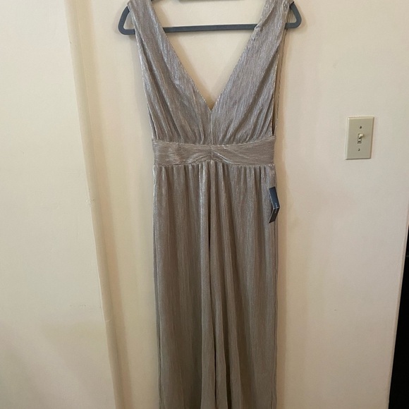 Lulus Turn Up Silver Metallic Pleated V-Neck Culotte Jumpsuit Size S NWT - Picture 4 of 11